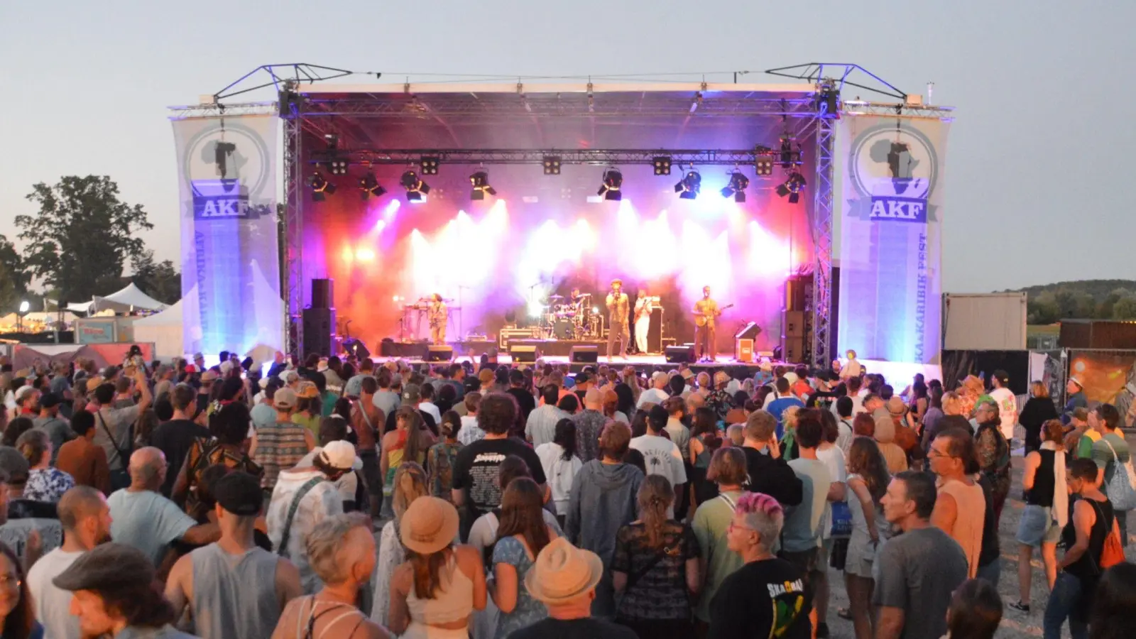 Genau dieses Festivalfeeling wünscht sich das Publikum wie beim Auftritt von Marcus Gad &amp; Tribe am Samstagabend. (Foto: Peter Tippl)