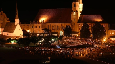 Zahlreiche Gläubige ziehen bei einer traditionellen Lichterprozession am Abend vor dem Feiertag Mariä Himmelfahrt. (Foto: Angelika Warmuth/dpa)