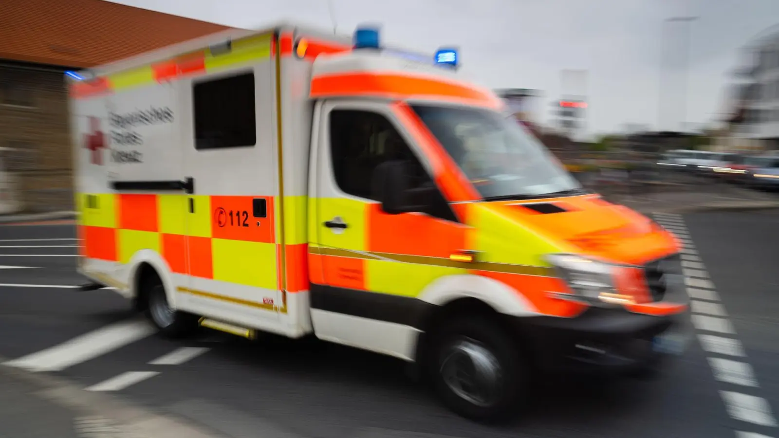 Der verletzte Fußgänger wurde vom Rettungsdienst in ein Krankenhaus gebracht. (Symbolbild) (Foto: Nicolas Armer/dpa)