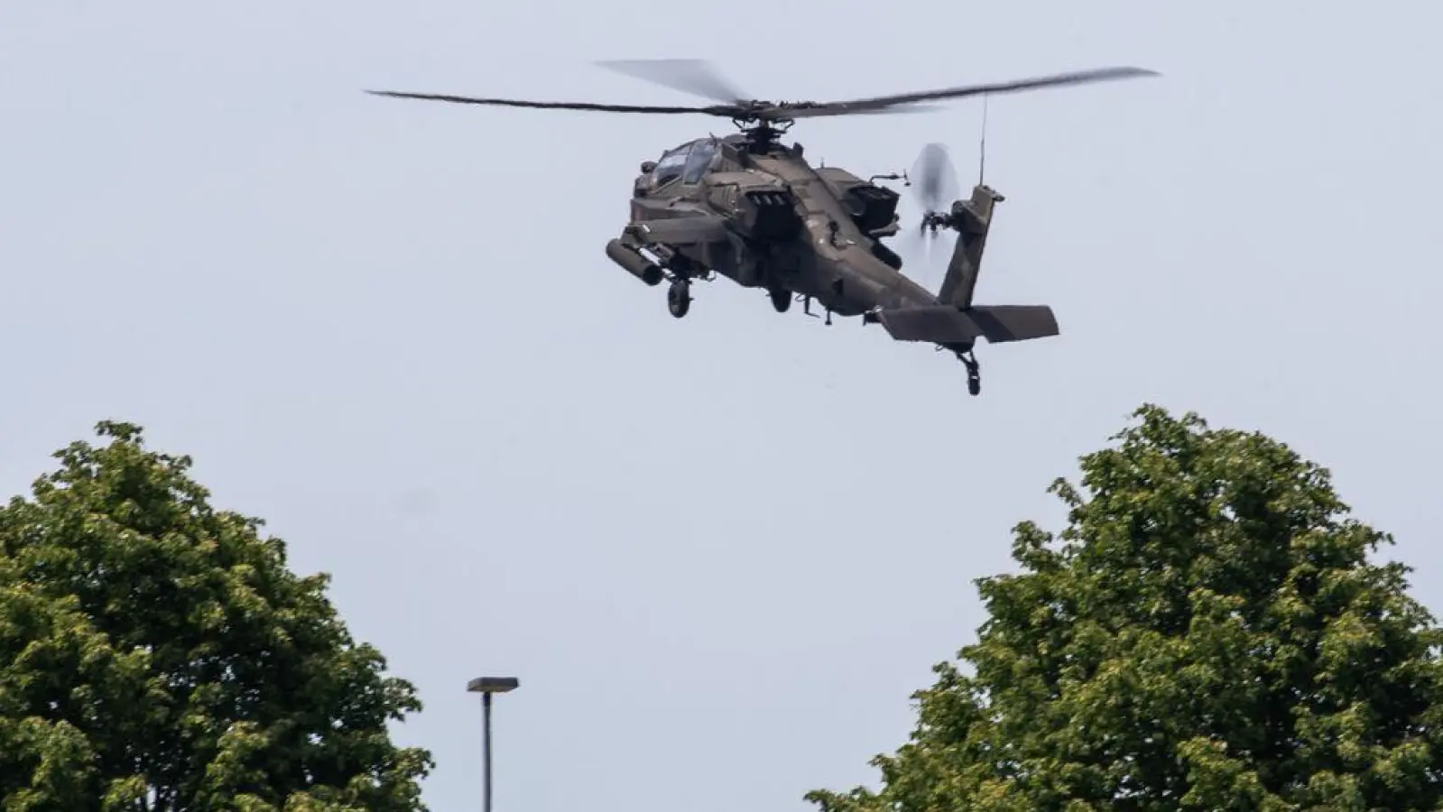 Ein Militär-Hubschrauber fliegt auf den US-Militärflugplatz Katterbach zu. (Foto: Daniel Karmann/dpa/Symbolbild)