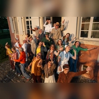 Bei den Endproben zu „Flüchtige Bekannte”: das Ensemble des Freilandtheaters vor dem Eyerloher Jagdschlösschen im Fränkischen Freilandmuseum Bad Windsheim (Foto: Andreas Riedel)