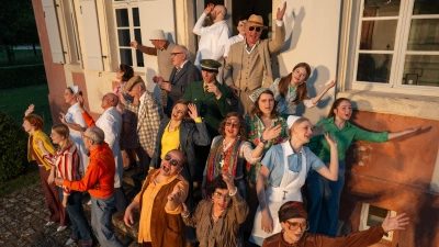Bei den Endproben zu „Flüchtige Bekannte”: das Ensemble des Freilandtheaters vor dem Eyerloher Jagdschlösschen im Fränkischen Freilandmuseum Bad Windsheim (Foto: Andreas Riedel)