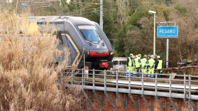 In der Nähe des Bahnhofs von Pesaro geriet eine Stromkabine in Brand. (Foto: Davide Gennari/LaPresse via ZUMA Press/dpa)
