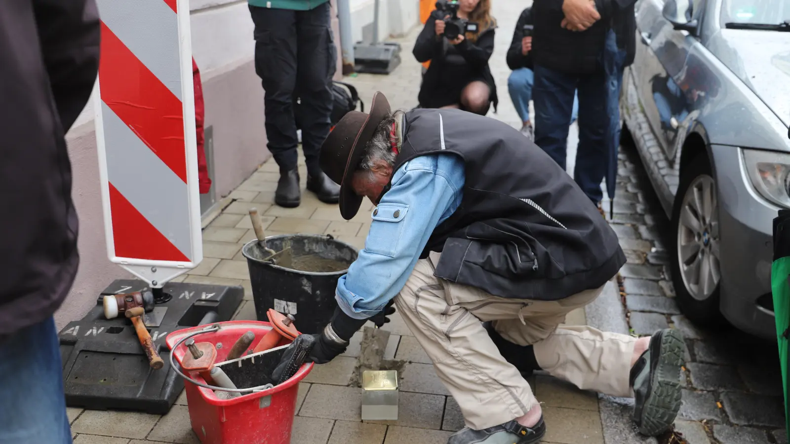 Künstler Gunter Demnig bereitete die Stelle für den neuen Stolperstein vor. (Foto: Oliver Herbst)