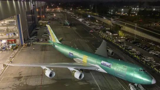 Der letzte Jumbo-Jet vom Typ 747 hat am Dienstagabend das große Boeing-Werk in Everett bei Seattle verlassen. (Foto: Paul Weatherman/Boeing/dpa)