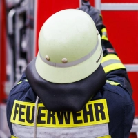 Ein Feuerwehrmann verletzte sich bei den Löscharbeiten leicht. (Symbolbild) (Foto: Philipp von Ditfurth/dpa)