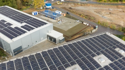 Ein Solarpark in Sachsen, der dem Laden von Elektroautos dient. (Archivbild) (Foto: Sebastian Kahnert/dpa)