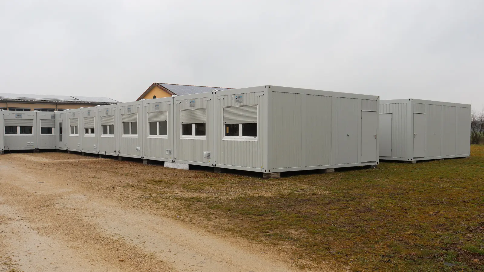 Müssen zusätzliche Container her? Aktuell findet der Unterricht für die Grundschülerinnen und Grundschüler in Mitteleschenbach neben der Mönchswaldhalle statt. (Foto: Antonia Müller)
