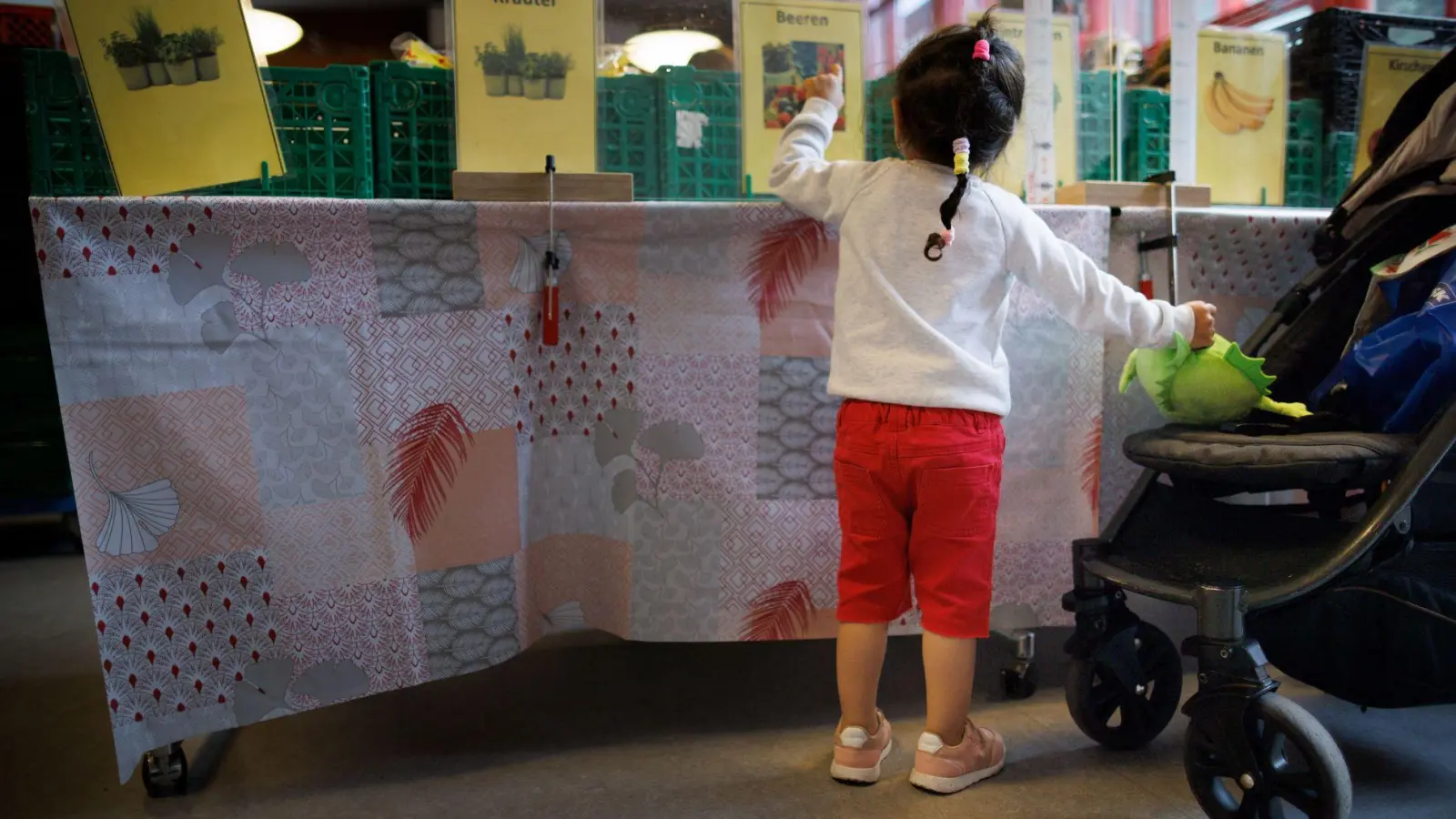 Laut den Tafeln steigt die Zahl der Kunden im Kindes- und Jugendalter. (Archivbild) (Foto: Carsten Koall/dpa)