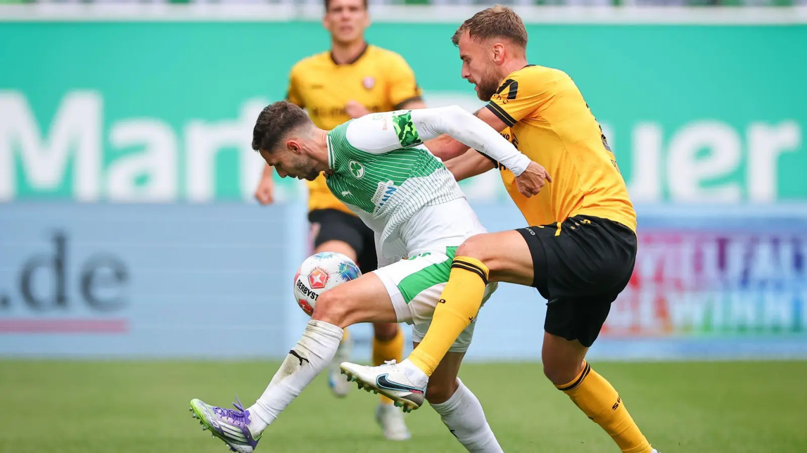 Fürths Branimir Hrgota (links) im Zweikampf mit Lars Bünning von Dynamo Dresden. (Foto: Daniel Karmann/dpa)