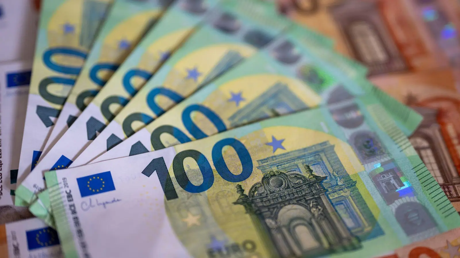 Kein schlechter Fund: in der Tasche waren über 1.000 Euro in bar. (Symbolbild) (Foto: Monika Skolimowska/dpa)