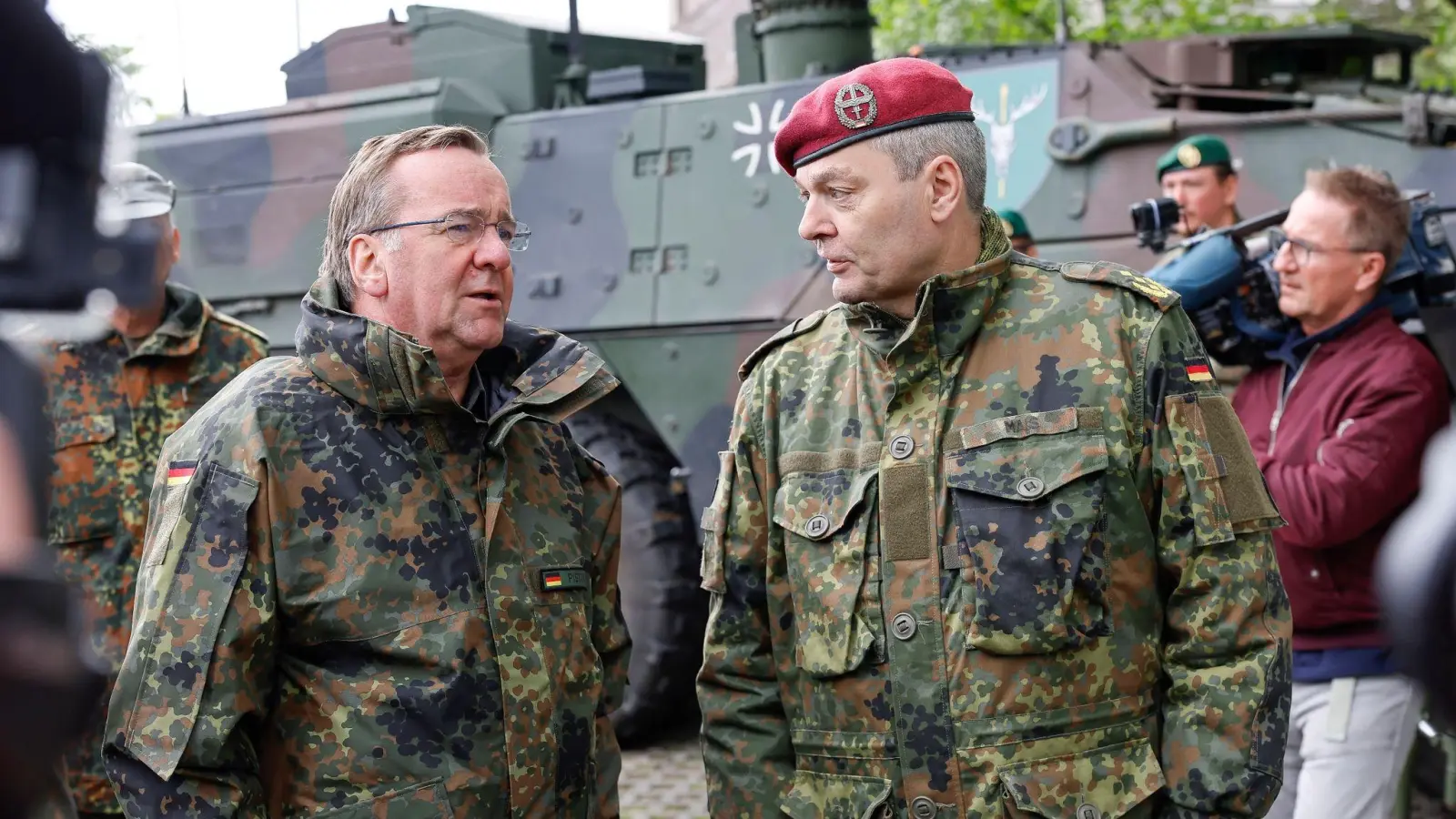 Bundesverteidigungsminister Boris Pistorius (l) spricht mit Alfons Mais, Inspekteur des Heeres. (Foto: Daniel Löb/dpa)