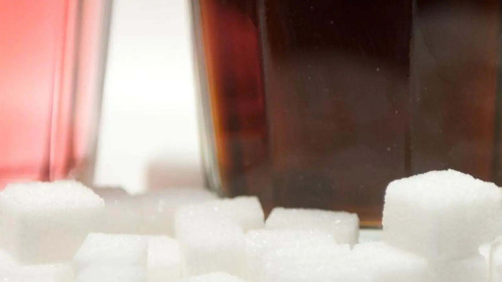 Bei gesüßten Erfrischungsgetränken hat sich laut einer Untersuchung ein zunächst deutlicher Rückgang der Zuckergehalte zuletzt nicht fortgesetzt. (Foto: Monika Skolimowska/dpa)