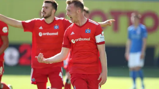 Der HSV-Kapitän Sebastian Schonlau (vorne) hat vor der Relegation gegen Hertha BSC Trainer Tim Walter gelobt. (Foto: Danny Gohlke/dpa/Archivbild)