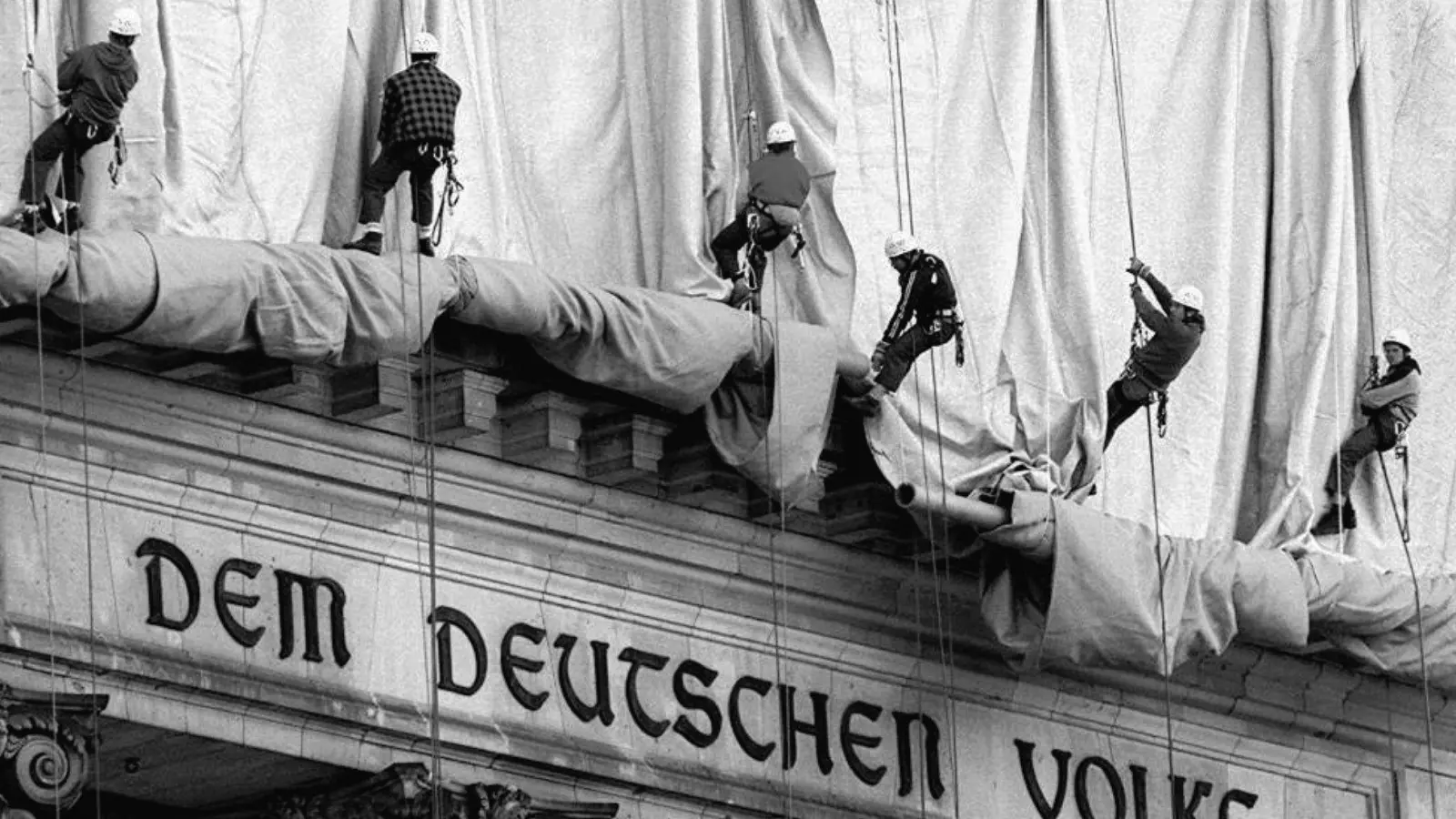 Vom 24. Juni bis zum 7. Juli 1995 verschwand das Gebäude unter 100.000 Quadratmetern silbrig schimmernden Stoffs.  (Foto: Wolfgang Kumm/dpa)