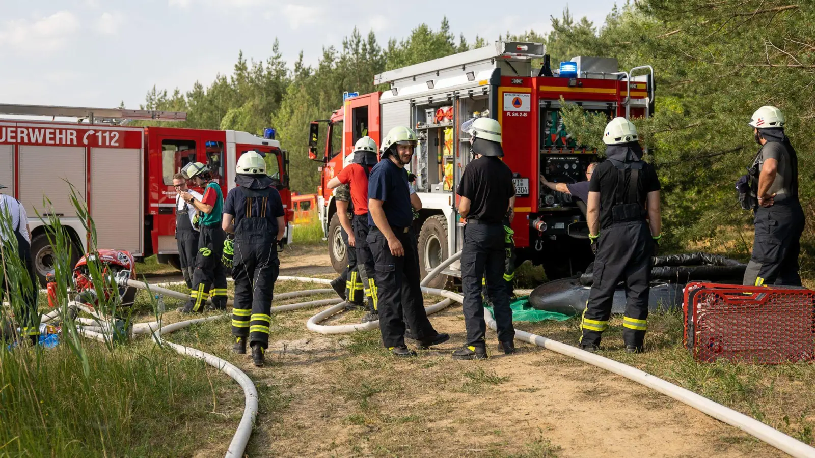 Einsatzkräfte der Feuerwehr sind bei einem Waldbrand in Hainburg im Einsatz. (Foto: Armin Lerch/5vision.media/dpa)