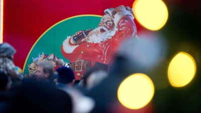 Auf dem Weihnachtstruck zeigt Coca-Cola die mittlerweile bekannte Darstellung des Weihnachtsmanns. (Archivbild) (Foto: picture alliance / dpa)