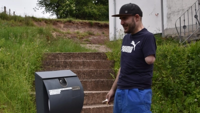 Dank seines neuen Aufzugs, den er aus eigener Tasche bezahlte, muss Philipp Rogowski nur noch regelmäßig von seinem in der Garage abgestellten Auto höhengleich zum Briefkasten gehen. Er ist froh darüber, dass er sich mit seiner Beinprothese nicht mehr mühsam zahlreiche Treppenstufen hochkämpfen muss. (Foto: Kurt Güner)