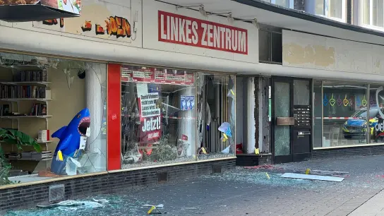 Das Parteibüro der Linken und mehrere Geschäfte sind bei der Explosion beschädigt worden. (Foto: Justin Brosch/dpa)