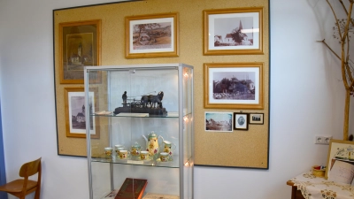 In der Pfarrer-Heumann-Ausstellung im ehemaligen Elbersrother Schulhaus sind auch alte Aufnahmen vom Bau der Pfarrkirche im Jahr 1925 zu sehen. Die Kosten wurden seinerzeit größtenteils aus Mitteln der Pfarrer-Heumann-Stiftung beglichen.  (Foto: Werner Wenk)