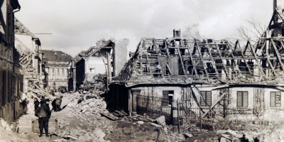Ein Blick in die durch die Bomben zerstörte Bischof-Meiser-Straße in Richtung Schloss: Hier suchte ein Vater vor 80 Jahren nach seiner verschütteten Tochter. (Foto: Ernst Güth)