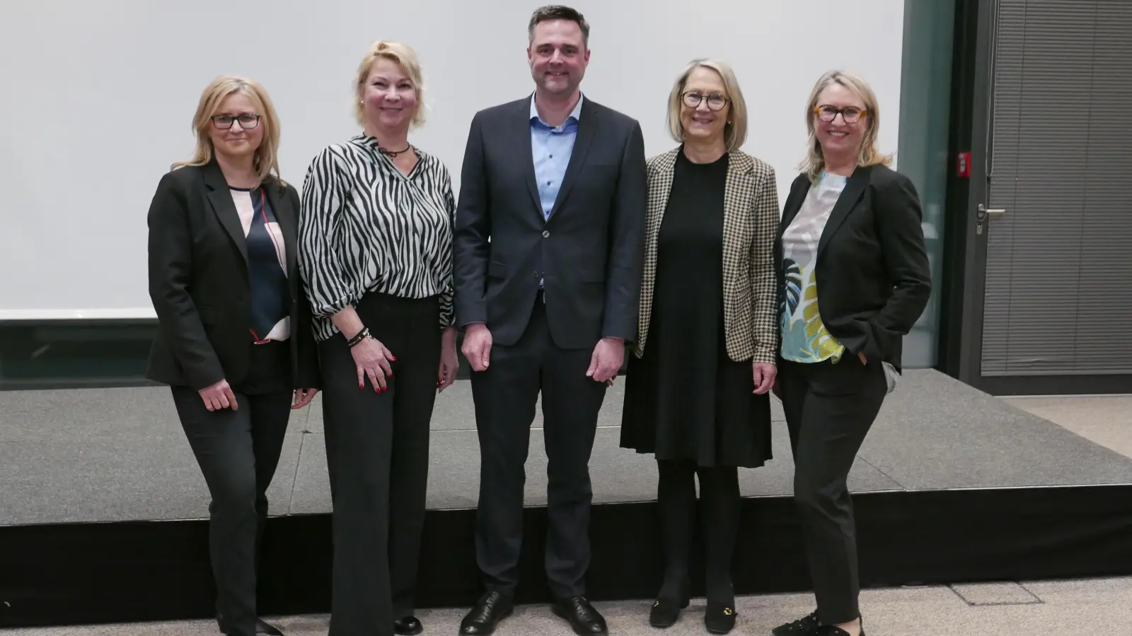 Das IHK-Gremium Dinkelsbühl mit dem neuen Vorsitzenden Johannes Riegel (Vorstand der Bürgerenergie Aurach, Mitte) und den Stellvertreterinnen (von links) Susanne Bisping (Bisping &amp; Bisping GmbH &amp; Co. KG, Feuchtwangen), Tanja Wüstenhagen (SYRYKYD Industriedienstleistungen GmbH, Dinkelsbühl) und Doris Schüller-Heller (Schüller Möbelwerk KG, Herrieden). Rechts: Karin Bucher, Leiterin der IHK-Geschäftsstelle in Ansbach. (Foto: Roman Kocholl)