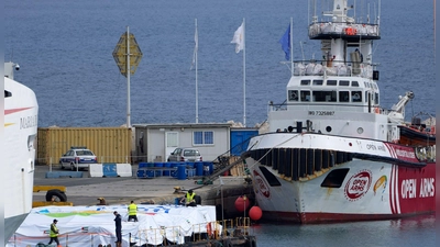 Das Schiff der spanischen Hilfsorganisation „Open Arms“ soll rund 200 Tonnen Lebensmittel von Zypern nach Gaza bringen. (Foto: Petros Karadjias/AP/dpa)