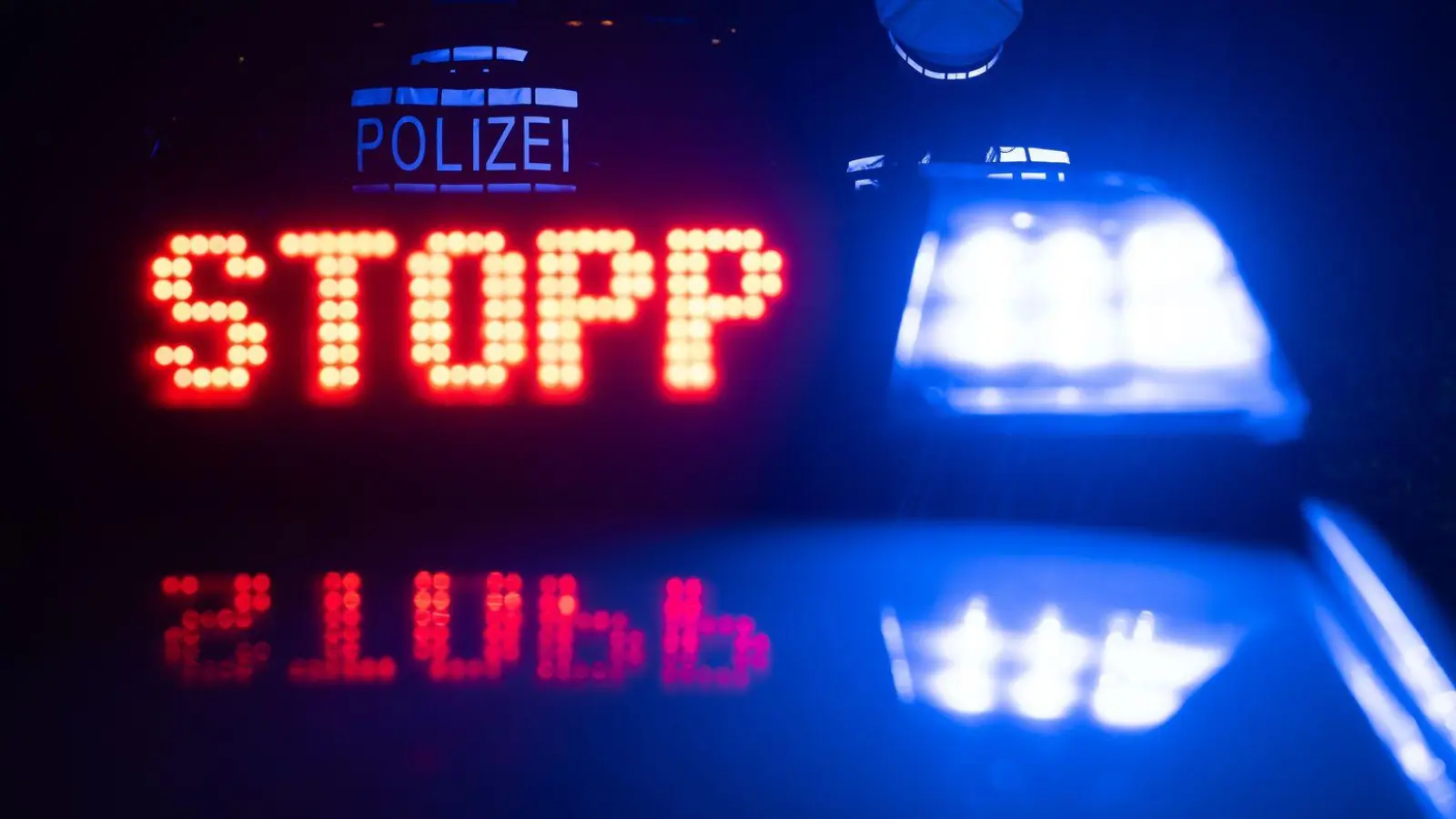 Weder von der tschechischen noch der deutschen Polizei hat sich der Autofahrer anhalten lassen. (Symbolbild) (Foto: Marijan Murat/dpa)