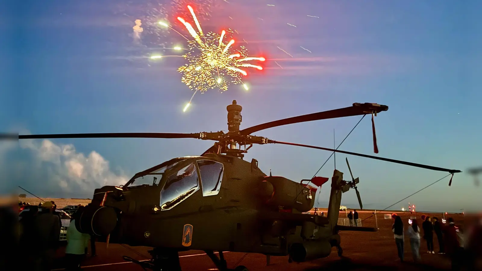 Gegen 22 Uhr feierten die US-Garnison und ihre Freunde den 250. Geburtstag der Vereinigten Staaten mit einem großen Feuerwerk. (Foto: US-Garnison Ansbach/Jonathan Bell)