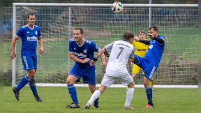 Die SG Lichtenau/Sachsen (im weißen Trikot Maximilian Kraft) und der TSV Elpersdorf (in Blau von links Tobias Seiferlein, Sebastian Etschel und Kevin Eichhorn) lieferten sich eine umkämpfte Partie. (Foto: Markus Zahn)