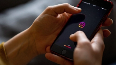 Ein Neustart bei Instagram ist möglich - wenn man die Inhaltsempfehlungen zurücksetzt. (Foto: Fabian Sommer/dpa/dpa-tmn)