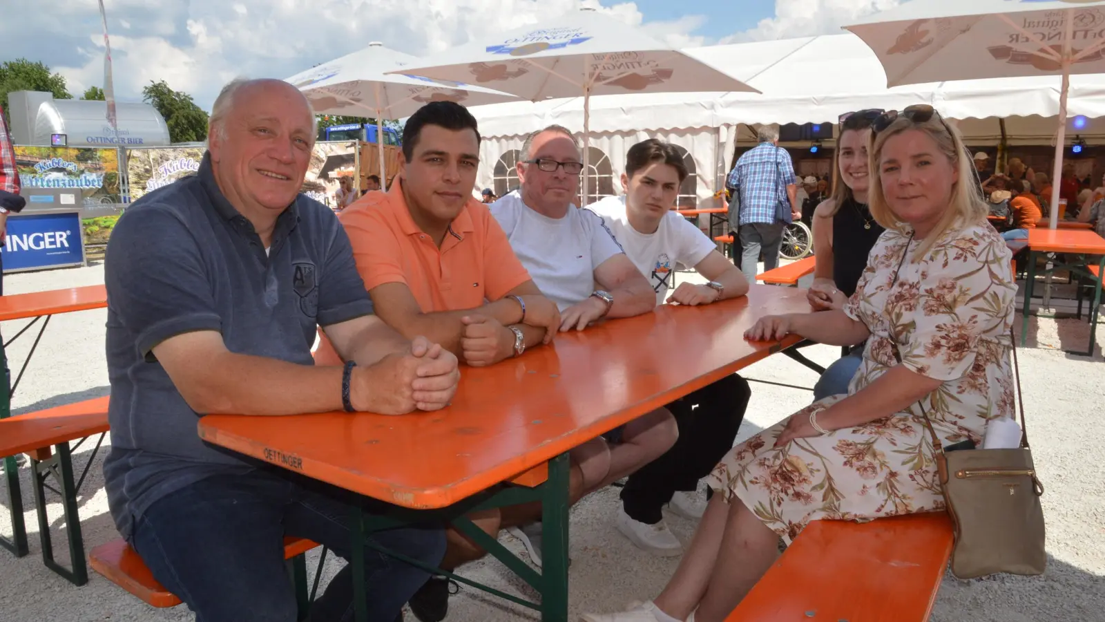 Festplatzorganisator Dietmar Kübler (links) zog mit seinem Team sowie mit Stefanie Hempfling und Carolin Dauer (von rechts) von der Stadt ein erstes Fazit zum Heimat- und Volksfest und dessen Neuerungen. (Foto: Peter Tippl)
