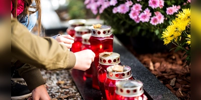 Viele Menschen besuchen im November die Gräber ihrer Lieben und schmücken die Grabstätten mit Kerzen und Blumen. (Foto: Bundesverband Deutscher Bestatter e.V. / iStock)
