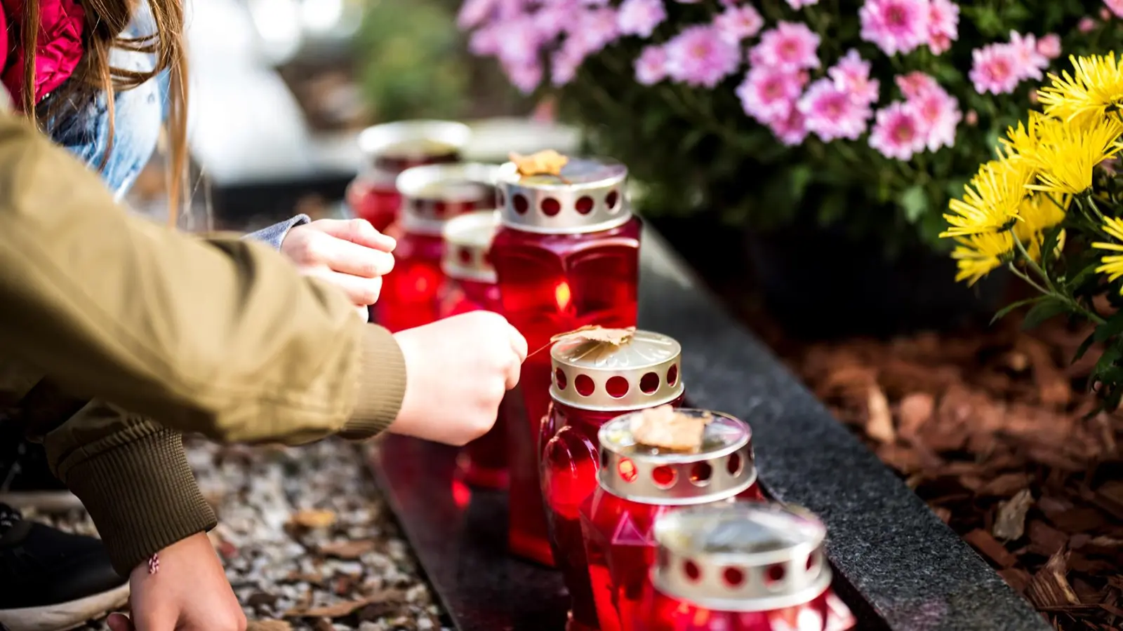 Viele Menschen besuchen im November die Gräber ihrer Lieben und schmücken die Grabstätten mit Kerzen und Blumen. (Foto: Bundesverband Deutscher Bestatter e.V. / iStock)