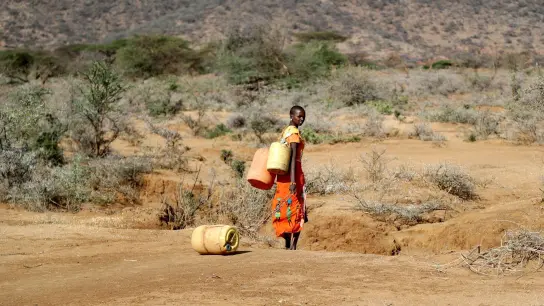 Eine Samburu-Frau holt Wasser im kenianischen Bezirk Samburu. Die Dürreperioden in der Region verschlimmern sich aufgrund des Klimawandels. (Foto: Brian Inganga/AP/dpa)