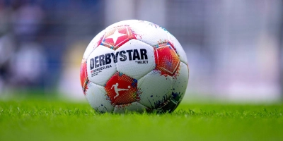 Der Ball muss ins Tor. Sonst klappt es nicht mit einem Heimsieg. (Foto: David Inderlied/dpa)