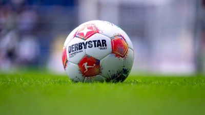 Ein Zuschauer der Partie bei Fortuna Düsseldorf ist gestorben. (Archivfoto) (Foto: David Inderlied/dpa)