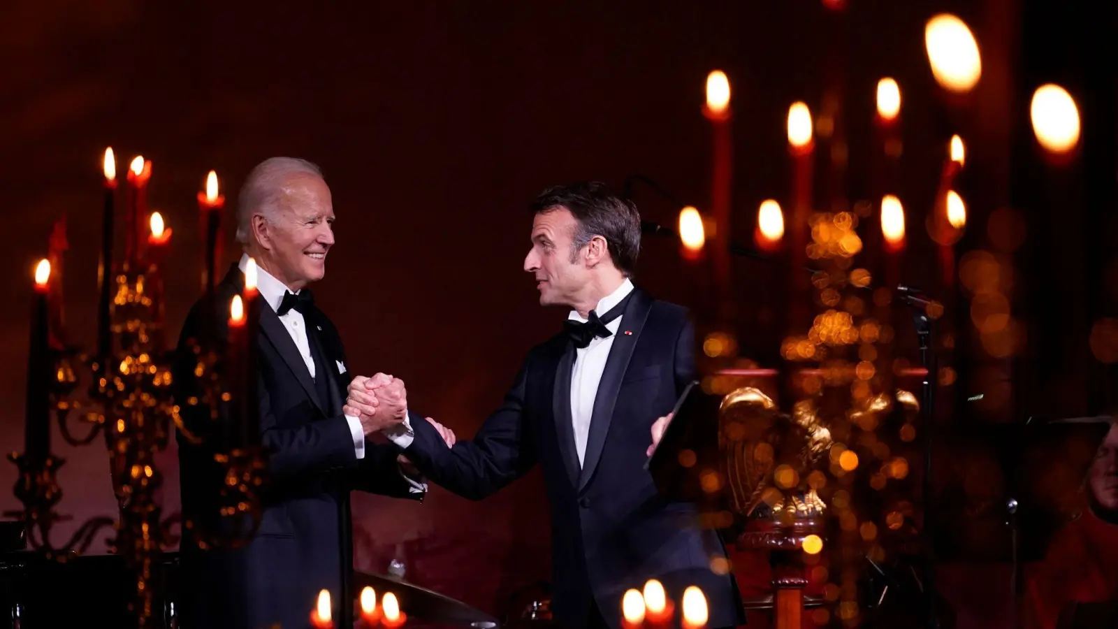 Handschlag beim Staatsbankett: US-Präsident Joe Biden (l) und sein französischer Kollege Emmanuel Macron. (Foto: Andrew Harnik/AP/dpa)