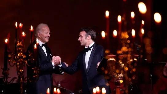 Handschlag beim Staatsbankett: US-Präsident Joe Biden (l) und sein französischer Kollege Emmanuel Macron. (Foto: Andrew Harnik/AP/dpa)