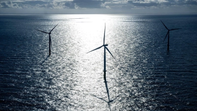 Bevor ein Energieunternehmen einen Windpark bauen kann, muss es sich in einer Ausschreibung gegen Mitbewerber durchsetzen - wenn es welche gibt. (Archivbild)  (Foto: Sina Schuldt/dpa)