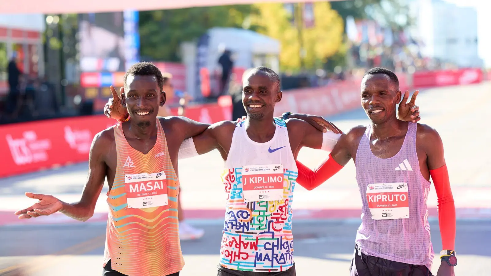 Jacob Kiplimo (M) aus Uganda hat den Chicago-Marathon gewonnen.  (Foto: Richard Dizon/ZUMA Press Wire/dpa)