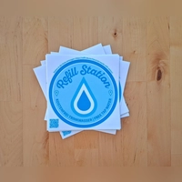 Den offiziellen Sticker für Refill-Stationen gibt es kostenlos bei der Tourist-Information Feuchtwangen.  (Foto: Stadt Feuchtwangen/Rebecca Weber)