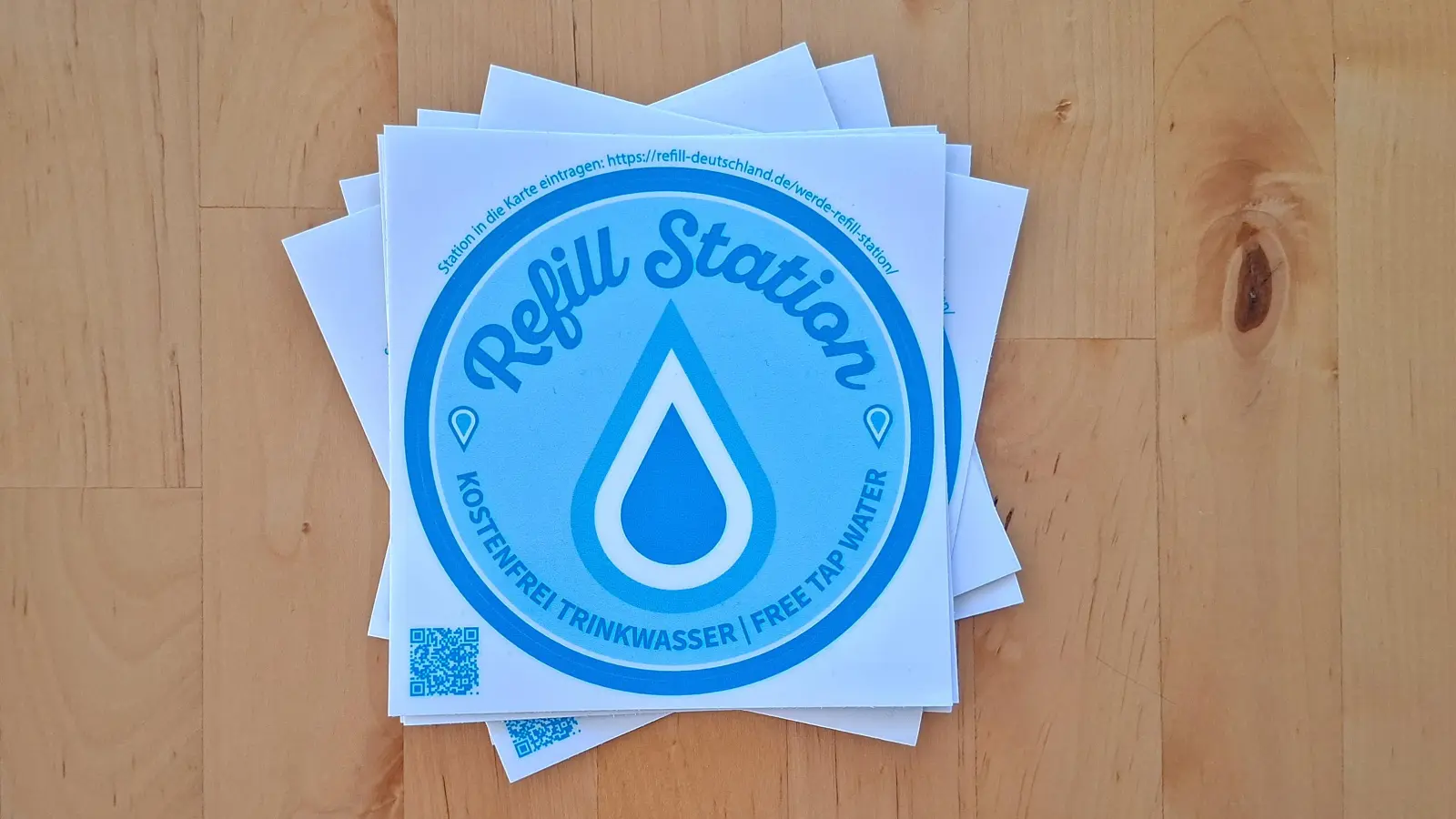 Den offiziellen Sticker für Refill-Stationen gibt es kostenlos bei der Tourist-Information Feuchtwangen.  (Foto: Stadt Feuchtwangen/Rebecca Weber)