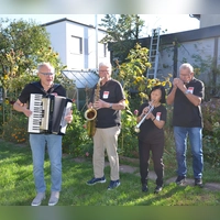 Rudolf Weiß, Adolf Schilling, Lee Pheng Hadlich und Walter Kiehl haben sich im Garten der Hadlichs zum musikalischen Gruppenbild versammelt.  (Foto: Christa Frühwald)