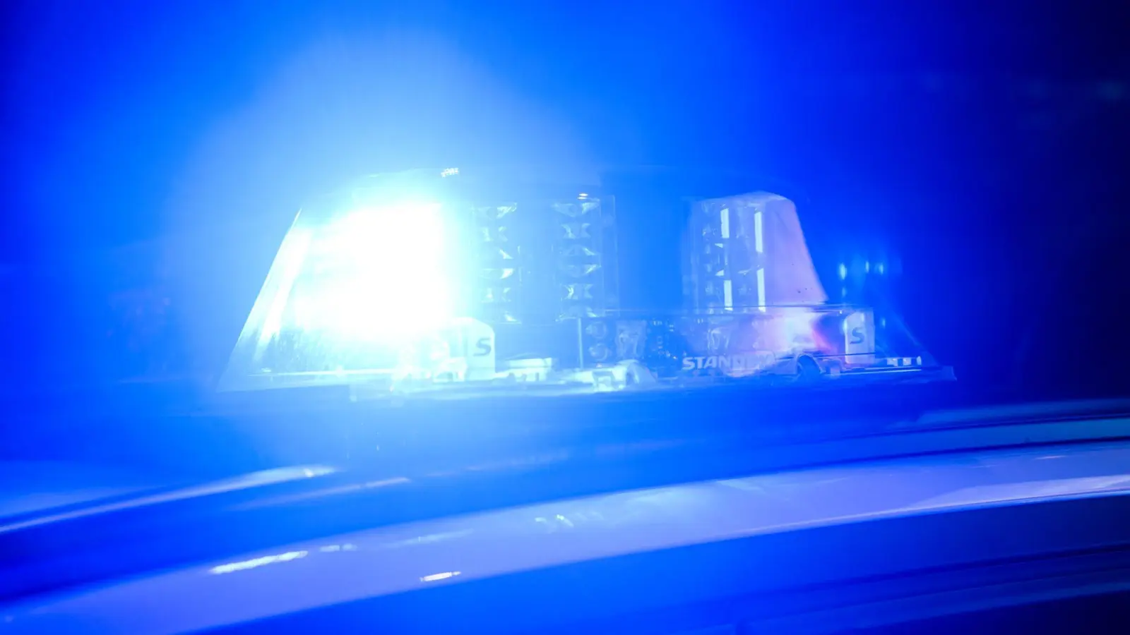 Der Frau gelang es, einen Autofahrer anzuhalten, der sofort die Polizei verständigte. (Symbolbild) (Foto: Julian Stratenschulte/dpa)