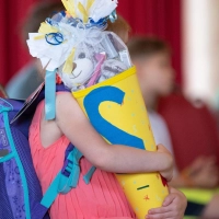 In die Schultüte gehören Süßigkeiten, klar. Aber es gibt auch andere kleine Geschenkideen, die Kindern lange Freude machen.  (Foto: Sebastian Kahnert/dpa/dpa-tmn)