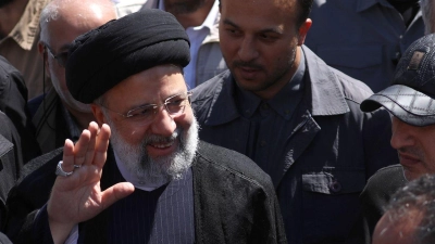 Ebrahim Raisi (M), Präsident des Iran, nimmt an einer Kundgebung zum Al-Kuds-Tag teil. Der vom Iran angekündigte Vergeltungsschlag hat Israel und die USA in höchste Alarmbereitschaft versetzt. (Foto: Uncredited/Iranian Presidency/dpa)