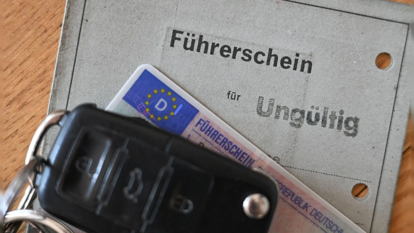 Diesen grauen Papierführerschein sollten Sie nur noch als Andenken haben - als Dokument ist er ungültig. (Foto: Arne Dedert/dpa)