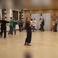 Unter der Anleitung von Gesche Wicher (mit Mikrophon) lernen und üben die Tanzpaare im Franziskus-Saal des Klosters Schwarzenberg alle gängigen Tänze, um für den großen Jubiläumsball Mitte November gewappnet zu sein. (Foto: Andreas Reum)