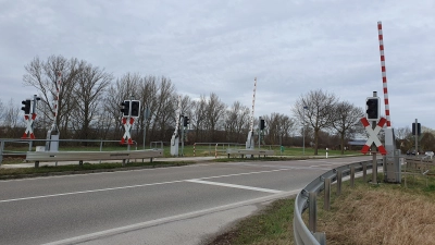 Riskant überquerte ein Transporter-Fahrer diesen Bahnübergang auf der B470 bei Ipsheim. Dabei zog er die Schranke in Mitleidenschaft. (Foto: Anna Franck)